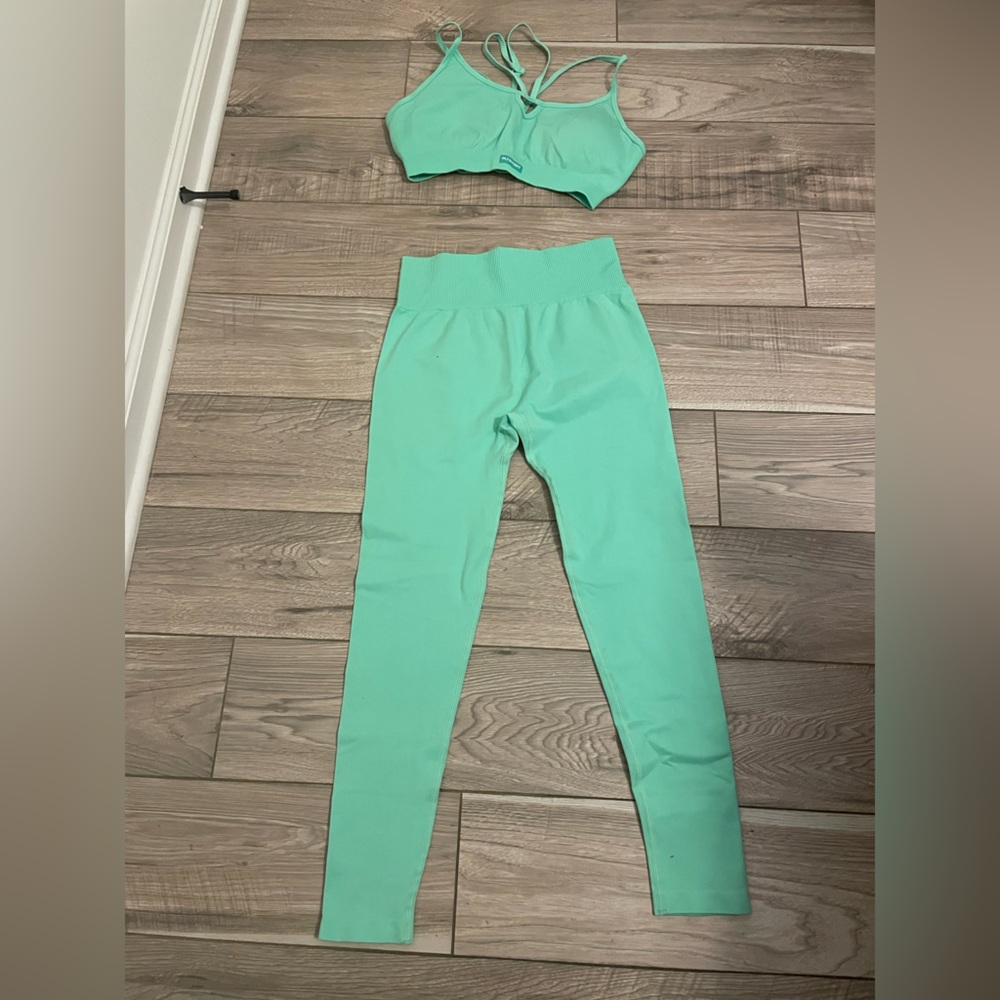 2 piece Apple Green seamless activewear set. Strappy Sports bra and leggings